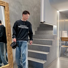  普拉达 官网 新款字母印花双层重工字母图案不管是T桖还是卫衣都是每年的爆款单品 前幅大面积印花采  普拉达 官网 新款字母印花双层重工字母图案不管是T桖还是卫衣都是每年的爆款单品 前幅大面积印花采