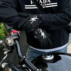  普拉达 官网 新款字母印花双层重工字母图案不管是T桖还是卫衣都是每年的爆款单品 前幅大面积印花采  普拉达 官网 新款字母印花双层重工字母图案不管是T桖还是卫衣都是每年的爆款单品 前幅大面积印花采