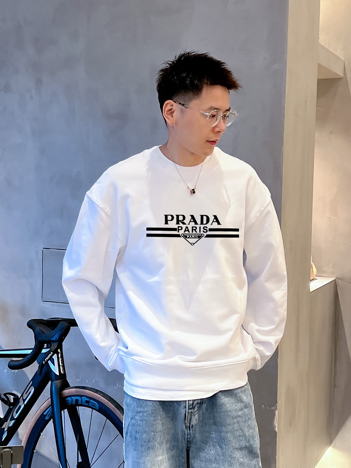 ￼  普拉达 官网 新款字母印花双层重工字母图案不管是T桖还是卫衣都是每年的爆款单品  前幅大面积印花采