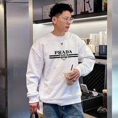  普拉达 官网 新款字母印花双层重工字母图案不管是T桖还是卫衣都是每年的爆款单品 前幅大面积印花采  普拉达 官网 新款字母印花双层重工字母图案不管是T桖还是卫衣都是每年的爆款单品 前幅大面积印花采