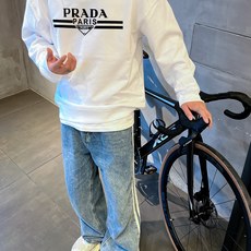  普拉达 官网 新款字母印花双层重工字母图案不管是T桖还是卫衣都是每年的爆款单品 前幅大面积印花采  普拉达 官网 新款字母印花双层重工字母图案不管是T桖还是卫衣都是每年的爆款单品 前幅大面积印花采