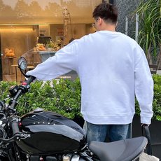  普拉达 官网 新款字母印花双层重工字母图案不管是T桖还是卫衣都是每年的爆款单品 前幅大面积印花采  普拉达 官网 新款字母印花双层重工字母图案不管是T桖还是卫衣都是每年的爆款单品 前幅大面积印花采
