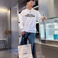  普拉达 官网 新款字母印花双层重工字母图案不管是T桖还是卫衣都是每年的爆款单品 前幅大面积印花采  普拉达 官网 新款字母印花双层重工字母图案不管是T桖还是卫衣都是每年的爆款单品 前幅大面积印花采