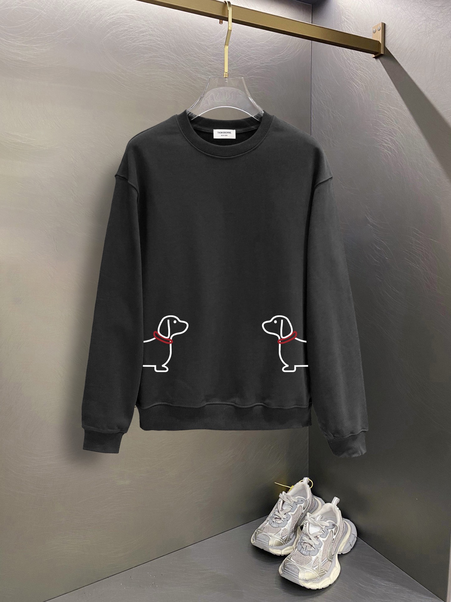 NO:566717,Tom Brown Official Website The new letter printing double-layer heavy-duty letter pattern is a popular item every year, whether it is T-shirts or sweatshirts. Large-area printing on the front is directly sprayed by Dakangli digital printing machine. The cost is extremely high. After many debuggings, the color difference restoration of the pattern is close to 99% with the original version. It is different from the junk offset printing version in the market. Super time-consuming. The fabric is exclusively customized and dyed 400 grams. Cotton double-ply M-3XL  Black and white 2 colors (refer to 182/160 to wear L fit) 220 pounds can be worn, too big bust, long sleeves, M 56 7166 L58 7367 XL 60 7568 2XL 62 77 69 3XL 64 7970,,thom   browne,hoodie,sweatshirts,alexander wang19860909汤姆布朗 官网 新款字母印花双层重工字母图案不管是T桖还是卫衣都是每年的爆款单品 前幅大面积印花采用大康丽数码印花机直喷 成本极高 经过多次的调试打版图案色差还原度与原版接近百分之99 区别市场垃圾胶印版本 超级费工时 面料采用独家定制定染400克 棉双股 M-3XL 黑白2色（参考182/160穿L合身）220斤可穿 偏大  胸 围 衣 长 袖 长 M 56 7166 L58 7367 XL 60 7568 2XL 62 77 69 3XL 64 7970,,thom browne,hoodie,sweatshirts,alexander wang,Men's clothing