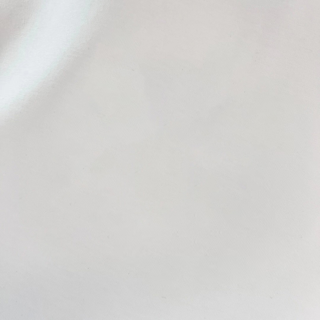 ￼ ￼ 普拉达 官网 新款字母印花双层重工字母图案不管是T桖还是卫衣都是每年的爆款单品 前幅大面积印花采