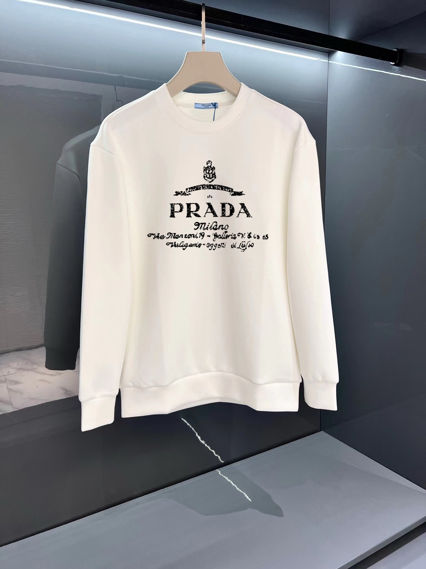 ￼ ￼ 普拉达 官网 新款字母印花双层重工字母图案不管是T桖还是卫衣都是每年的爆款单品 前幅大面积印花采