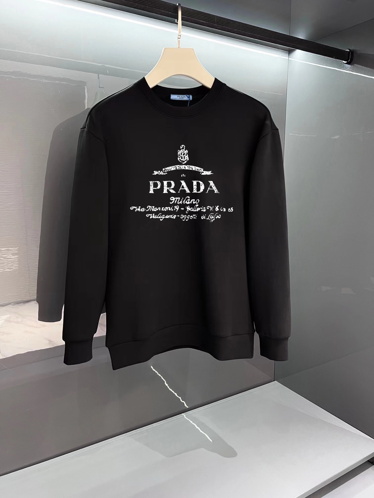 ￼ ￼ 普拉达 官网 新款字母印花双层重工字母图案不管是T桖还是卫衣都是每年的爆款单品 前幅大面积印花采