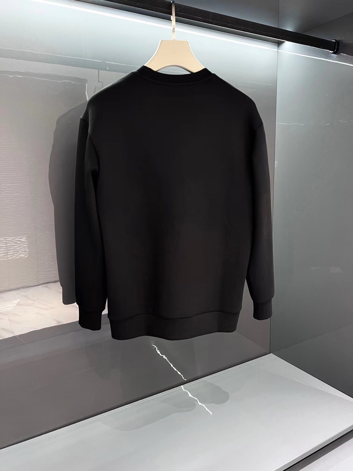 ￼ ￼ 普拉达 官网 新款字母印花双层重工字母图案不管是T桖还是卫衣都是每年的爆款单品 前幅大面积印花采