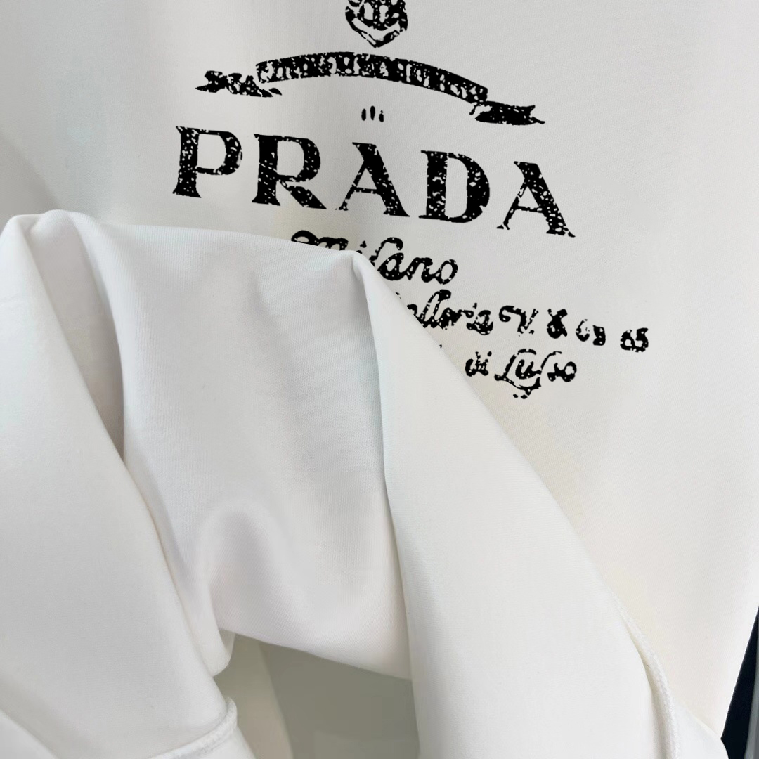 ￼ ￼ 普拉达 官网 新款字母印花双层重工字母图案不管是T桖还是卫衣都是每年的爆款单品 前幅大面积印花采