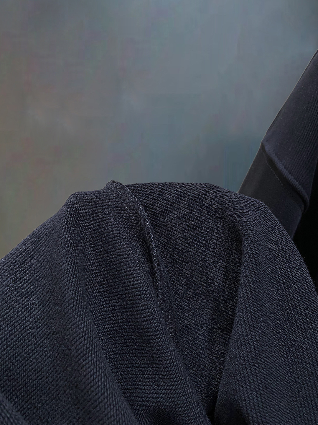 ￼ ￼ 普拉达 官网 新款字母印花双层重工字母图案不管是T桖还是卫衣都是每年的爆款单品 前幅大面积印花采