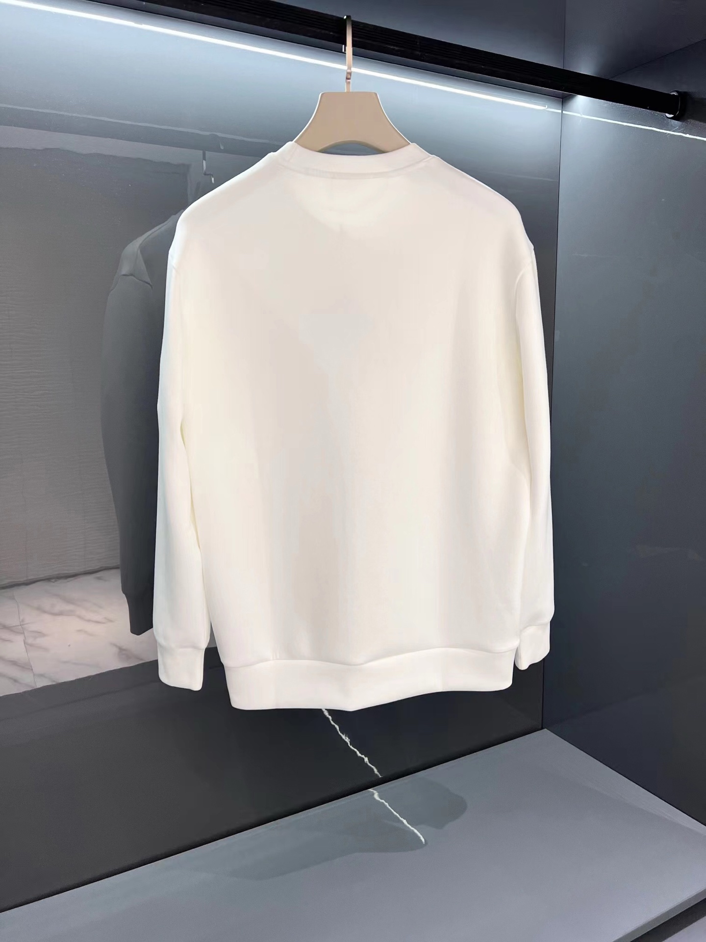 ￼ ￼ 普拉达 官网 新款字母印花双层重工字母图案不管是T桖还是卫衣都是每年的爆款单品 前幅大面积印花采