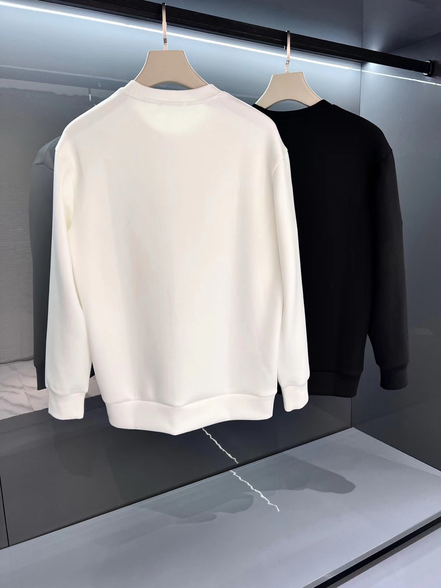 ￼ ￼ 普拉达 官网 新款字母印花双层重工字母图案不管是T桖还是卫衣都是每年的爆款单品 前幅大面积印花采