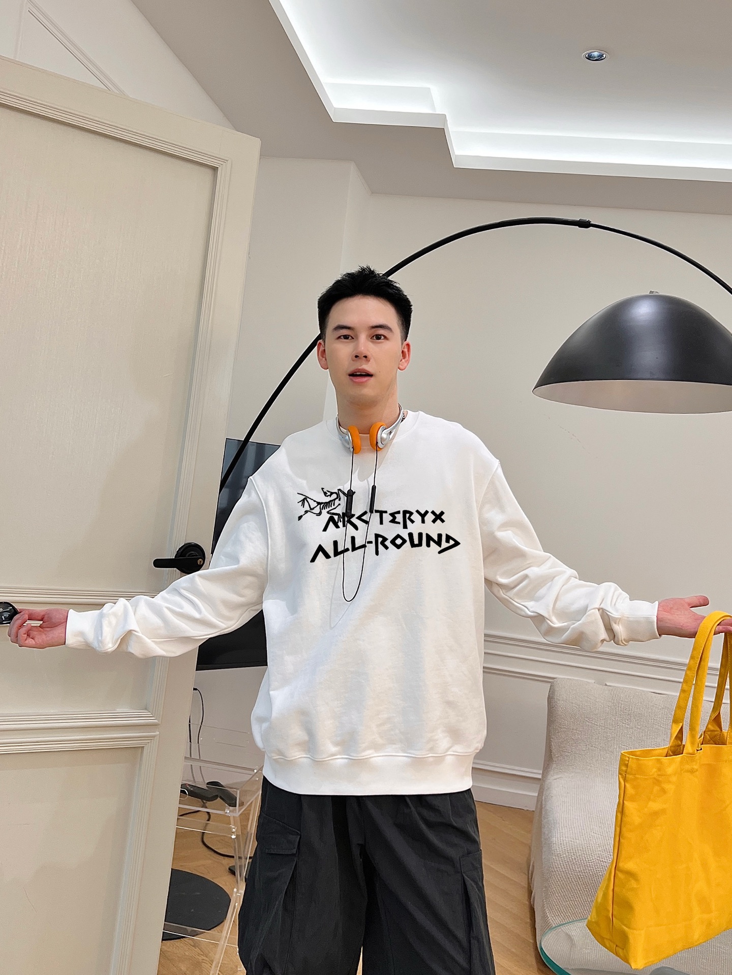 ￼ ￼ 始祖鸟 官网 新款字母印花双层重工字母图案不管是T桖还是卫衣都是每年的爆款单品 前幅大面积印花采