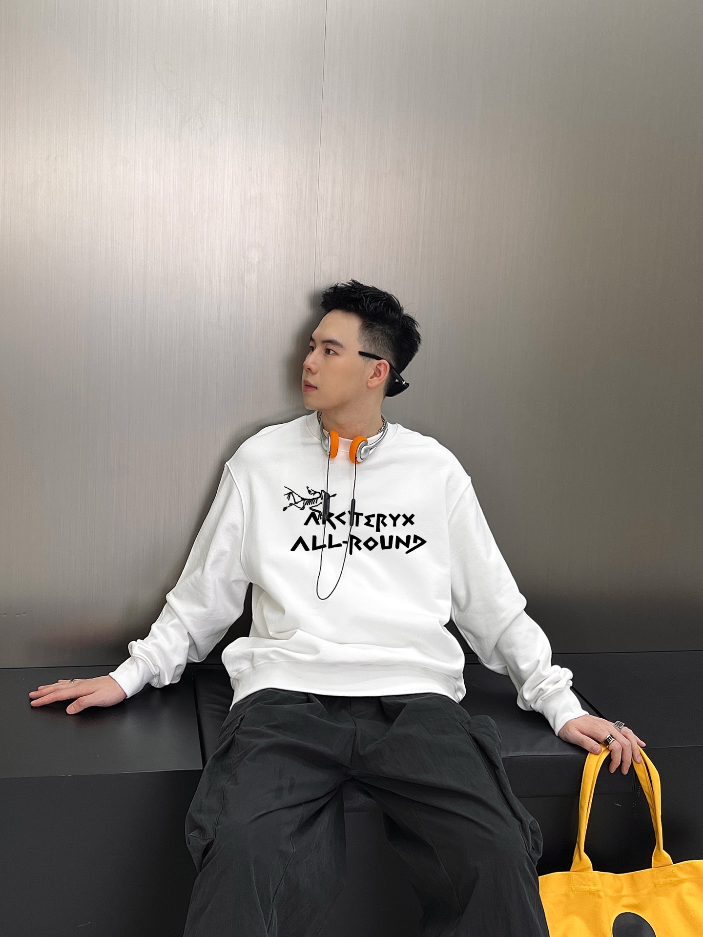 ￼ ￼ 始祖鸟 官网 新款字母印花双层重工字母图案不管是T桖还是卫衣都是每年的爆款单品 前幅大面积印花采