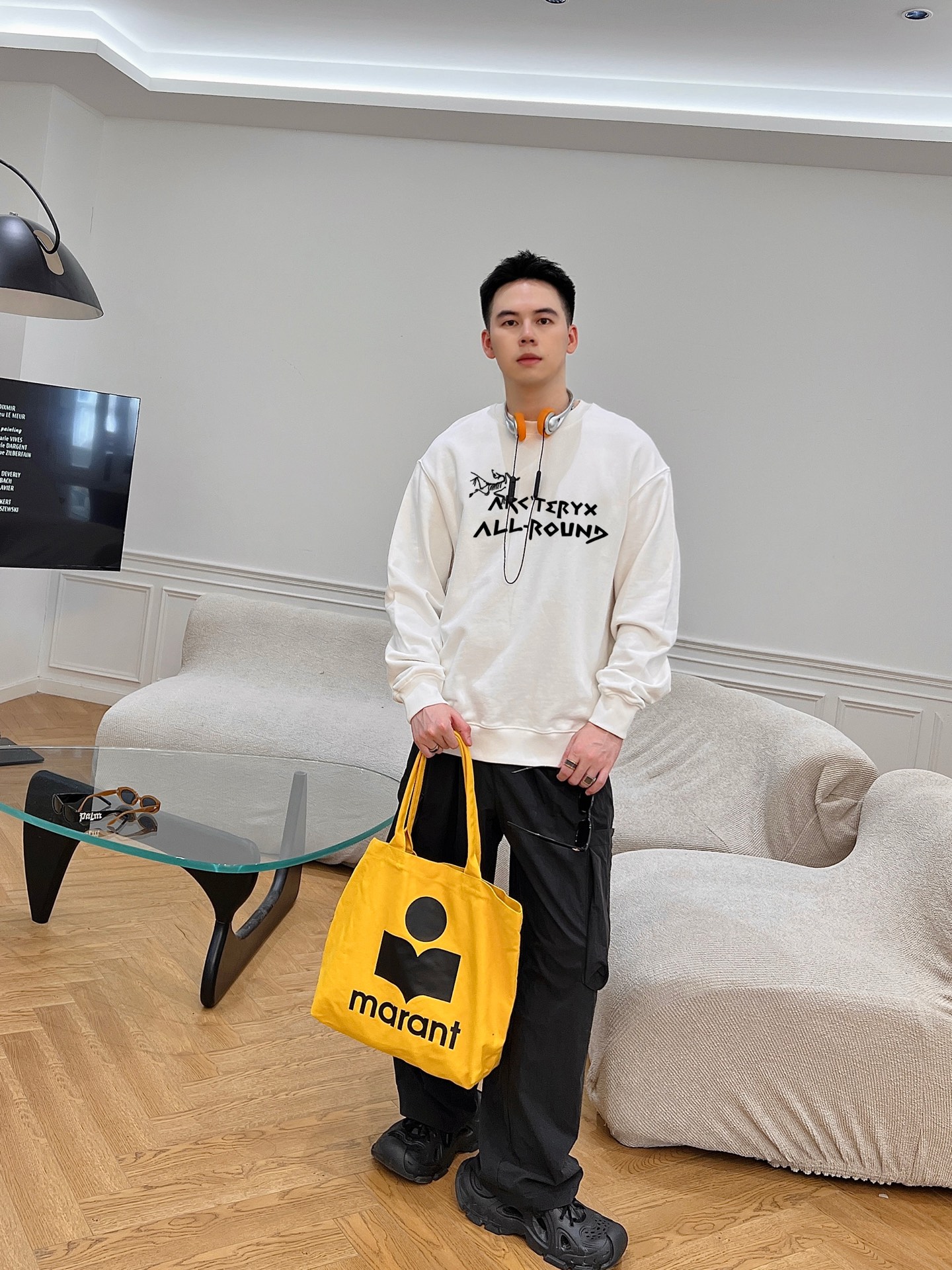 ￼ ￼ 始祖鸟 官网 新款字母印花双层重工字母图案不管是T桖还是卫衣都是每年的爆款单品 前幅大面积印花采