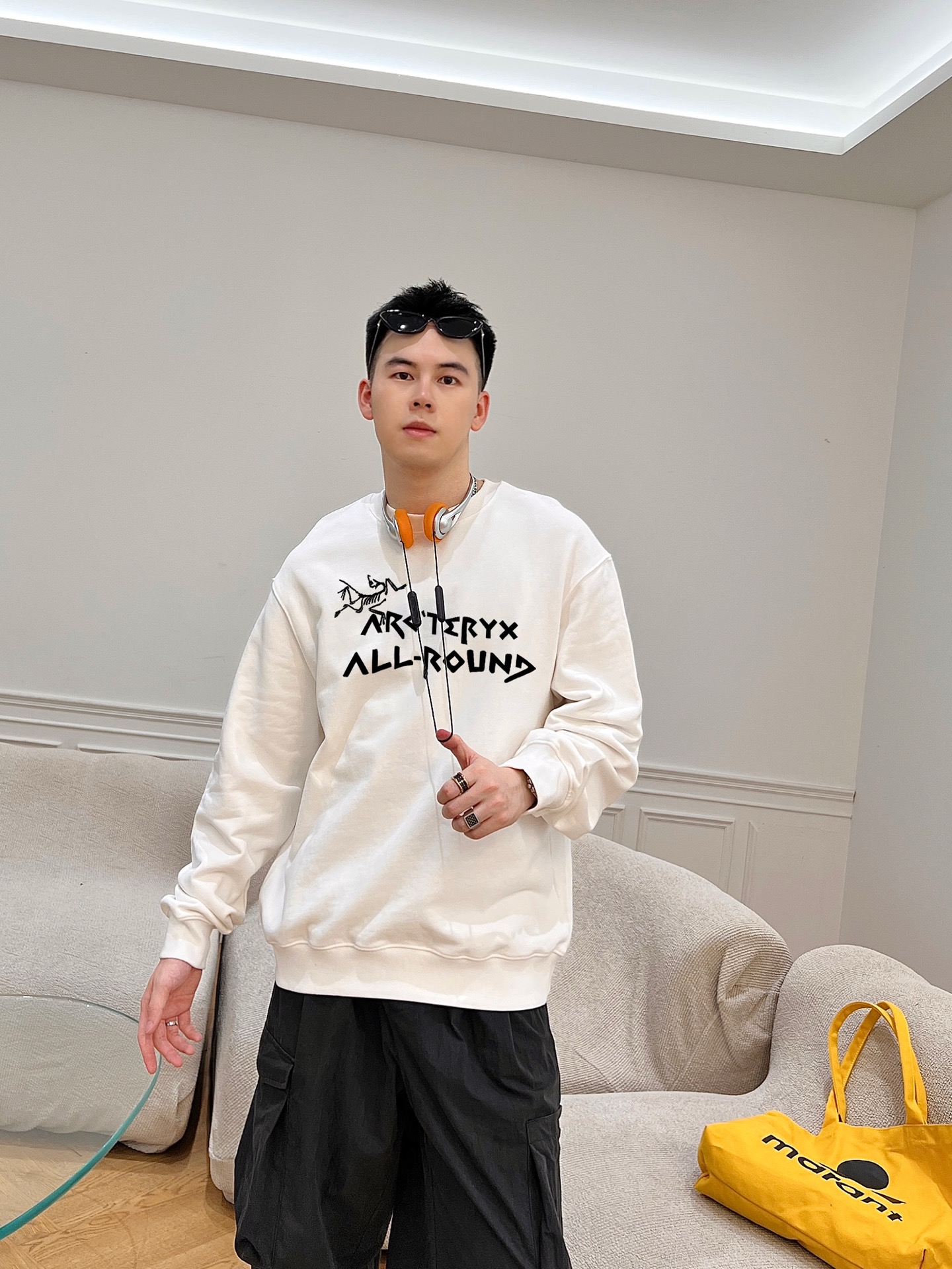 ￼ ￼ 始祖鸟 官网 新款字母印花双层重工字母图案不管是T桖还是卫衣都是每年的爆款单品 前幅大面积印花采