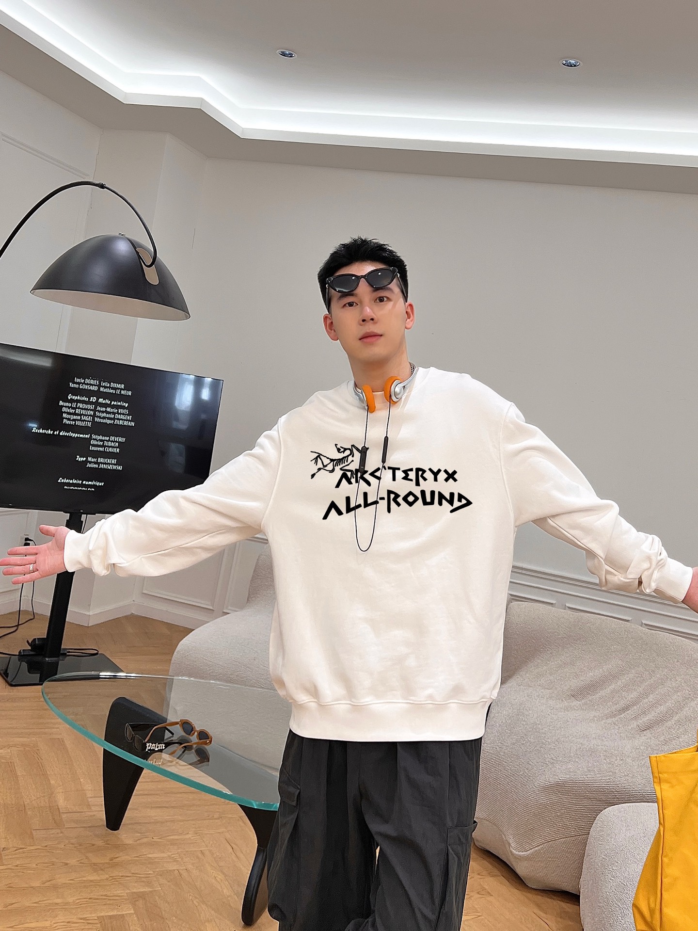 ￼ ￼ 始祖鸟 官网 新款字母印花双层重工字母图案不管是T桖还是卫衣都是每年的爆款单品 前幅大面积印花采