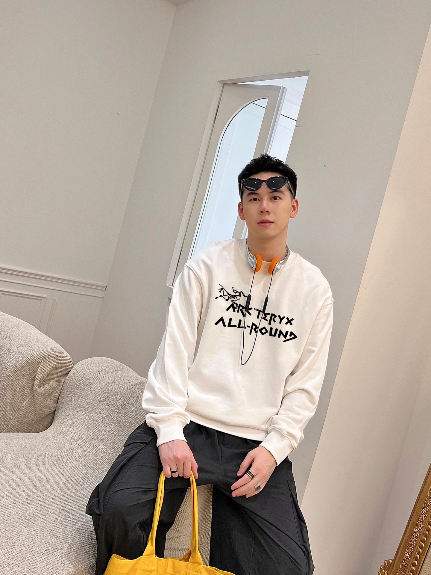 ￼ ￼ 始祖鸟 官网 新款字母印花双层重工字母图案不管是T桖还是卫衣都是每年的爆款单品 前幅大面积印花采