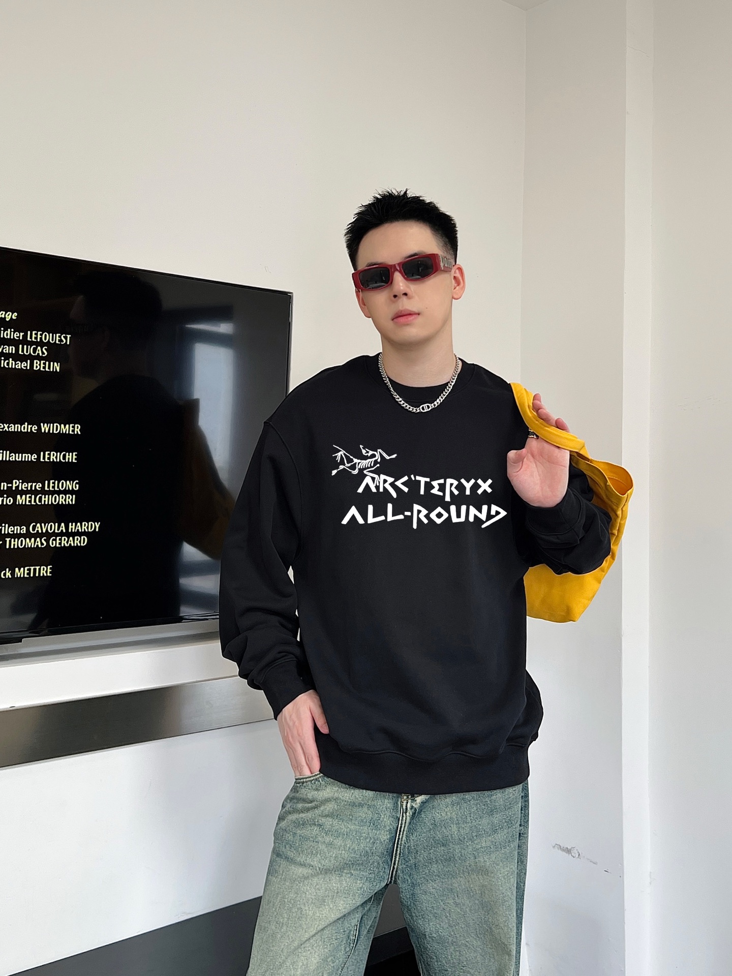 ￼ ￼ 始祖鸟 官网 新款字母印花双层重工字母图案不管是T桖还是卫衣都是每年的爆款单品 前幅大面积印花采