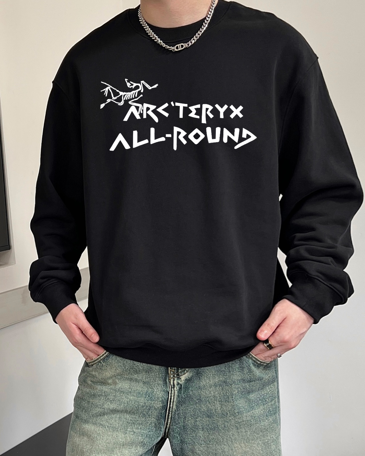 ￼ ￼ 始祖鸟 官网 新款字母印花双层重工字母图案不管是T桖还是卫衣都是每年的爆款单品 前幅大面积印花采