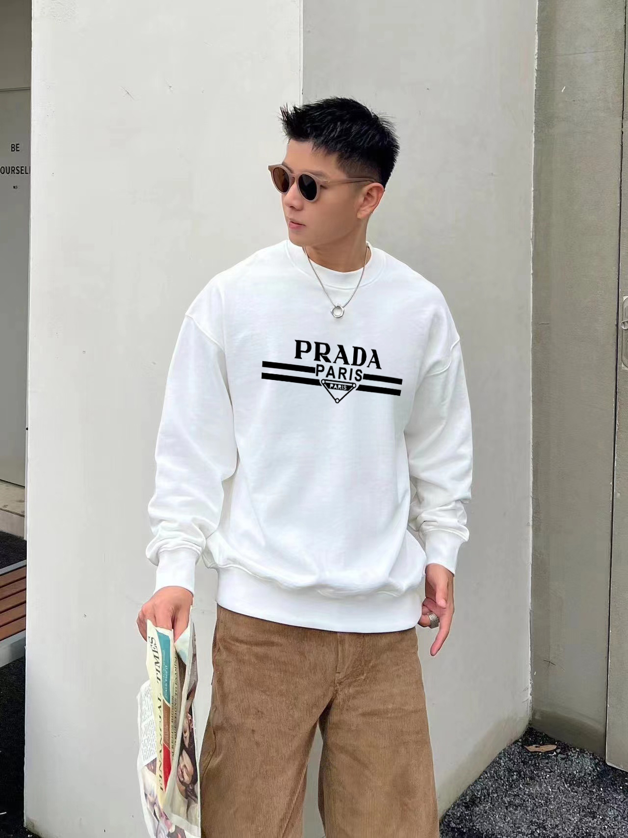 ￼ ￼ 普拉达 官网 新款字母印花双层重工字母图案不管是T桖还是卫衣都是每年的爆款单品 前幅大面积印花采