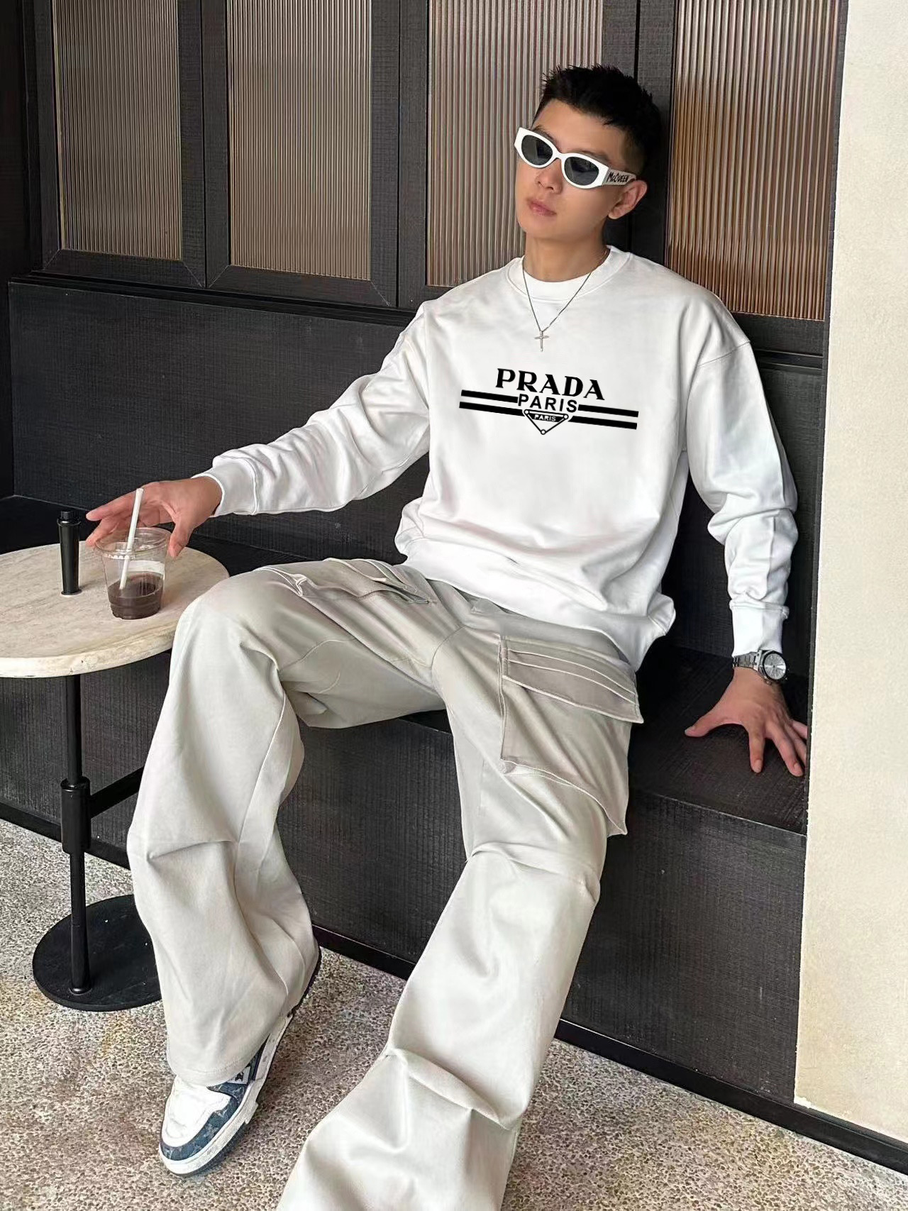 ￼ ￼ 普拉达 官网 新款字母印花双层重工字母图案不管是T桖还是卫衣都是每年的爆款单品 前幅大面积印花采