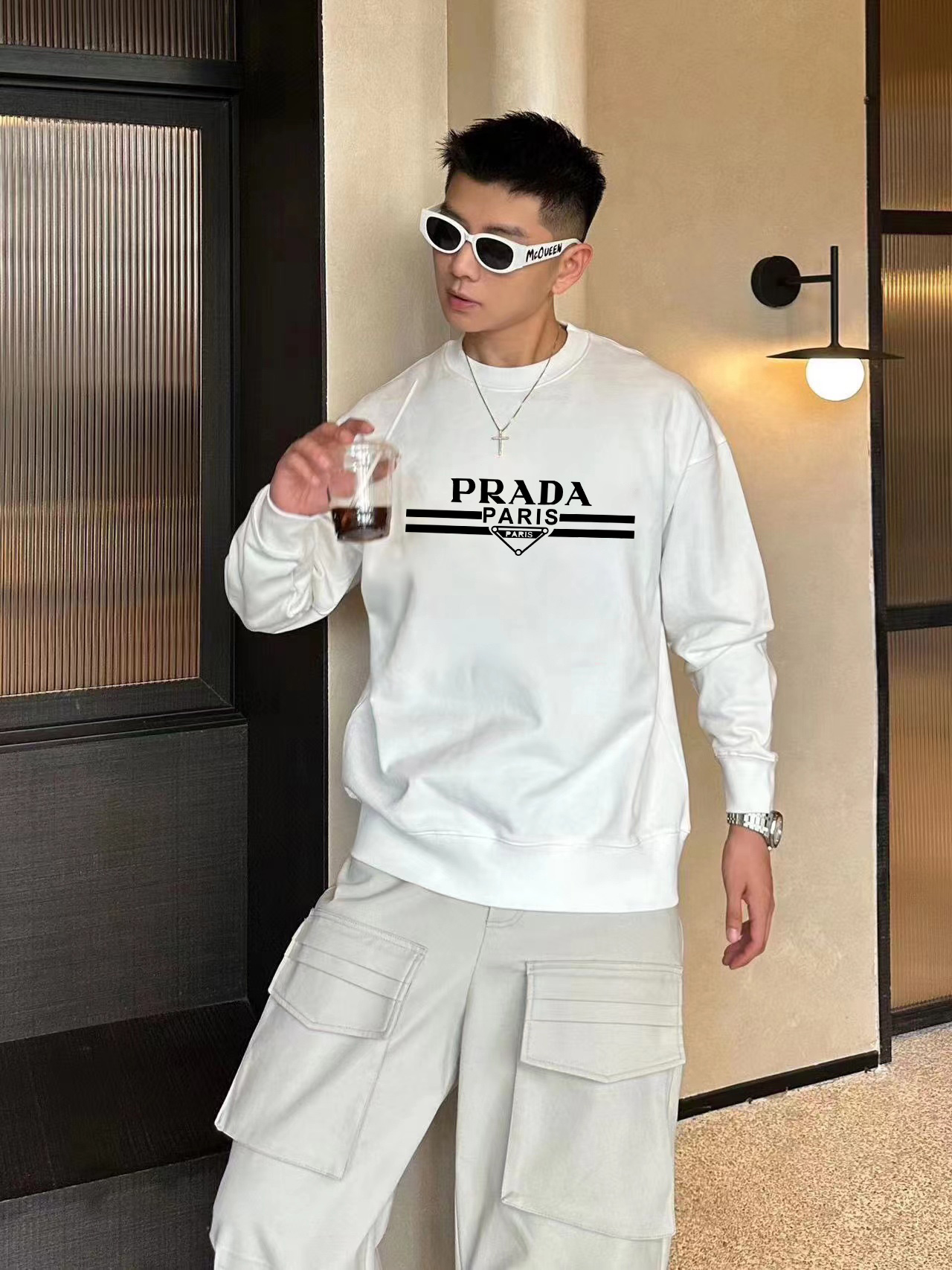 ￼ ￼ 普拉达 官网 新款字母印花双层重工字母图案不管是T桖还是卫衣都是每年的爆款单品 前幅大面积印花采