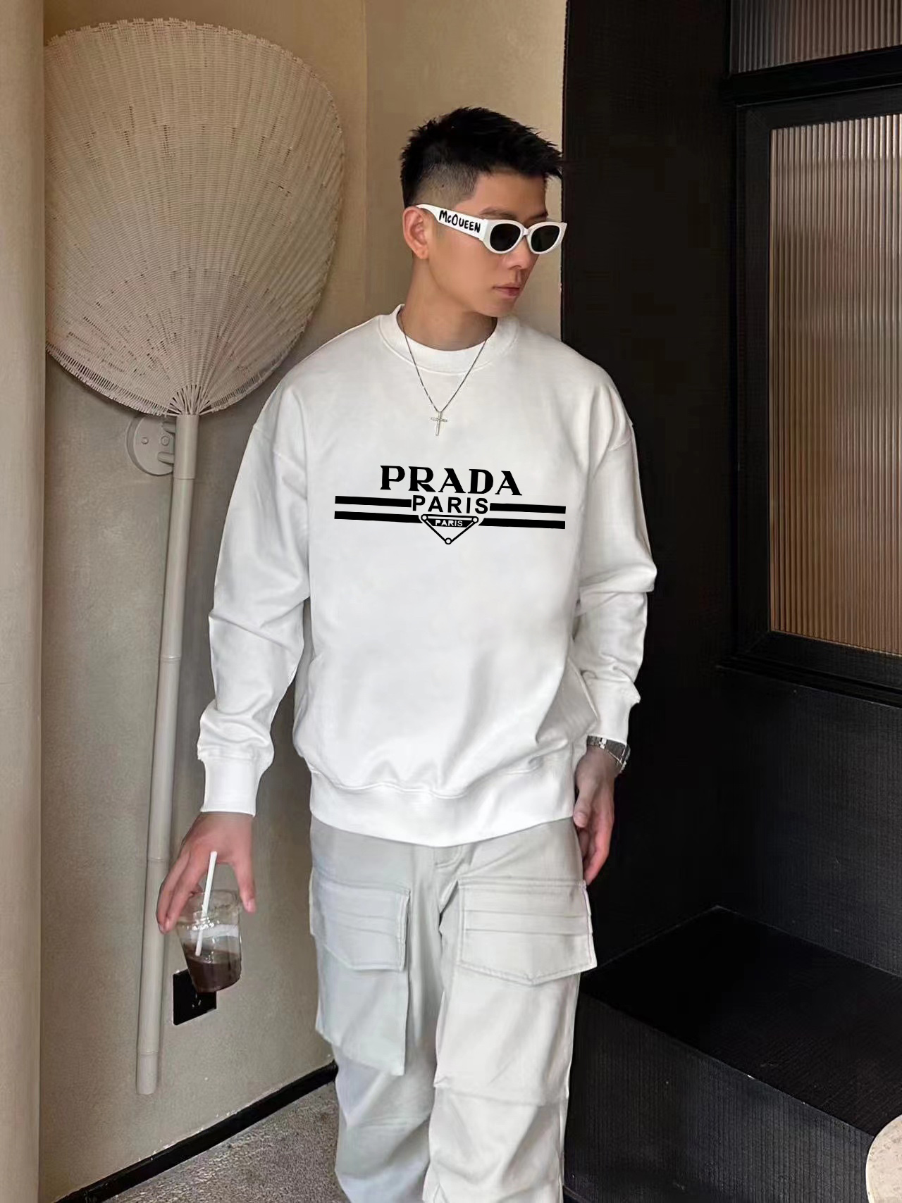 ￼ ￼ 普拉达 官网 新款字母印花双层重工字母图案不管是T桖还是卫衣都是每年的爆款单品 前幅大面积印花采