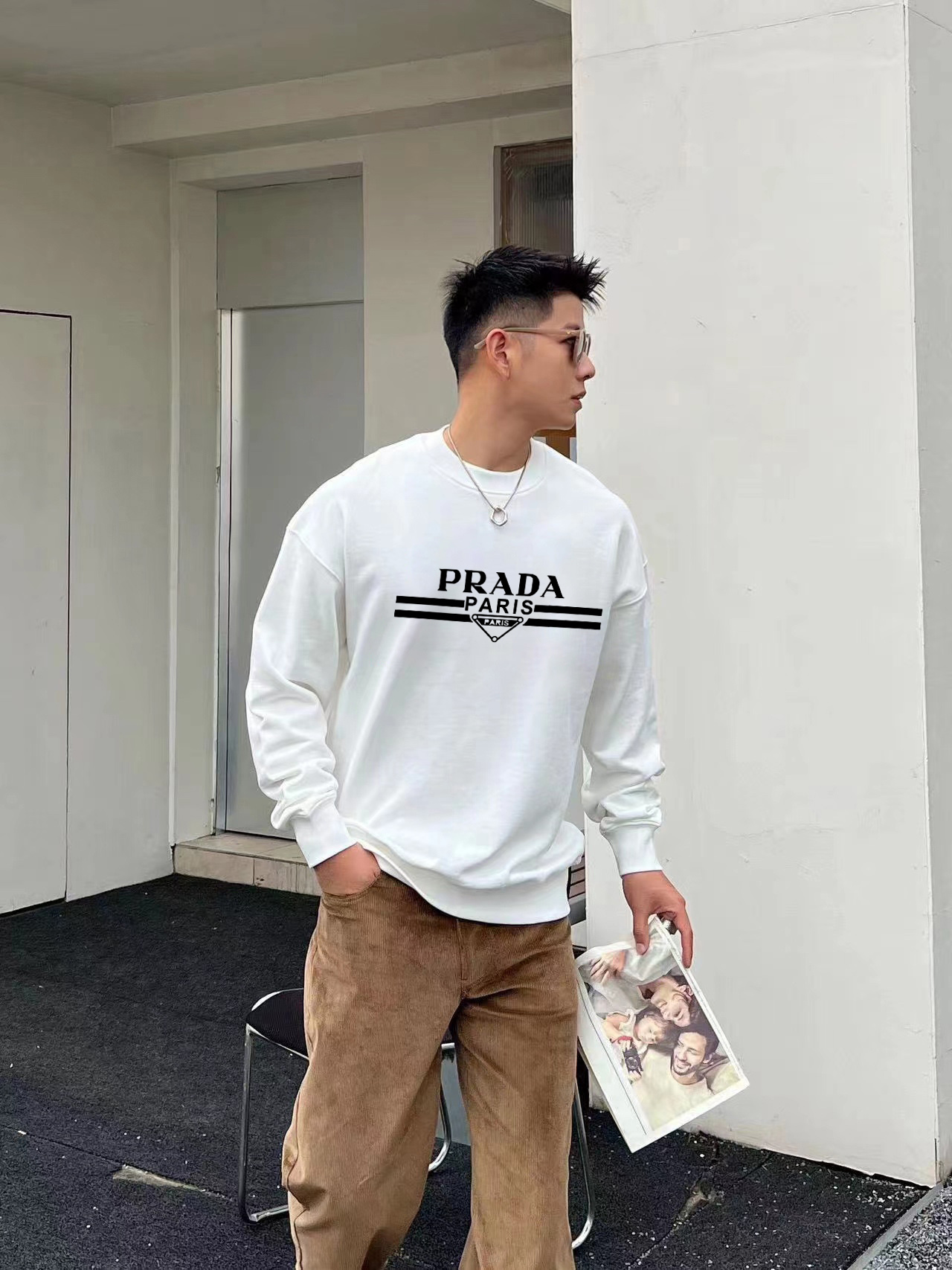 ￼ ￼ 普拉达 官网 新款字母印花双层重工字母图案不管是T桖还是卫衣都是每年的爆款单品 前幅大面积印花采