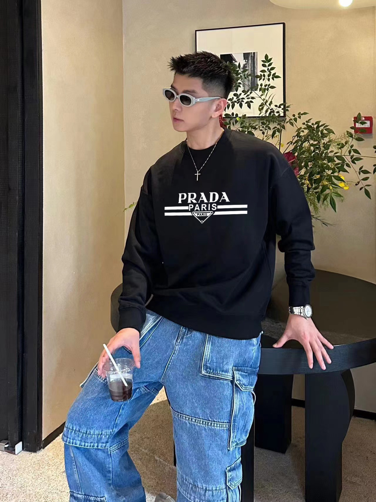 ￼ ￼ 普拉达 官网 新款字母印花双层重工字母图案不管是T桖还是卫衣都是每年的爆款单品 前幅大面积印花采