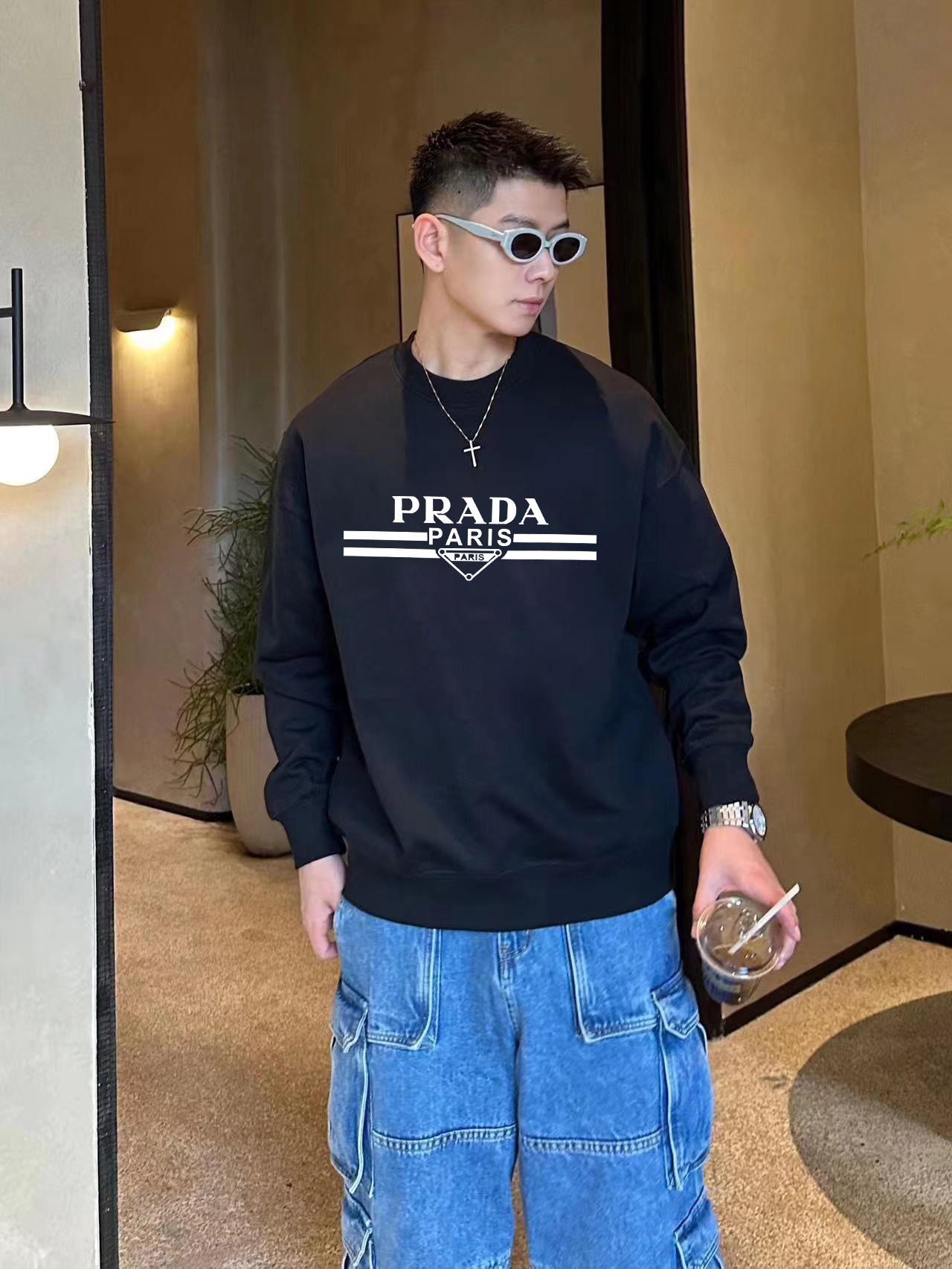 ￼ ￼ 普拉达 官网 新款字母印花双层重工字母图案不管是T桖还是卫衣都是每年的爆款单品 前幅大面积印花采