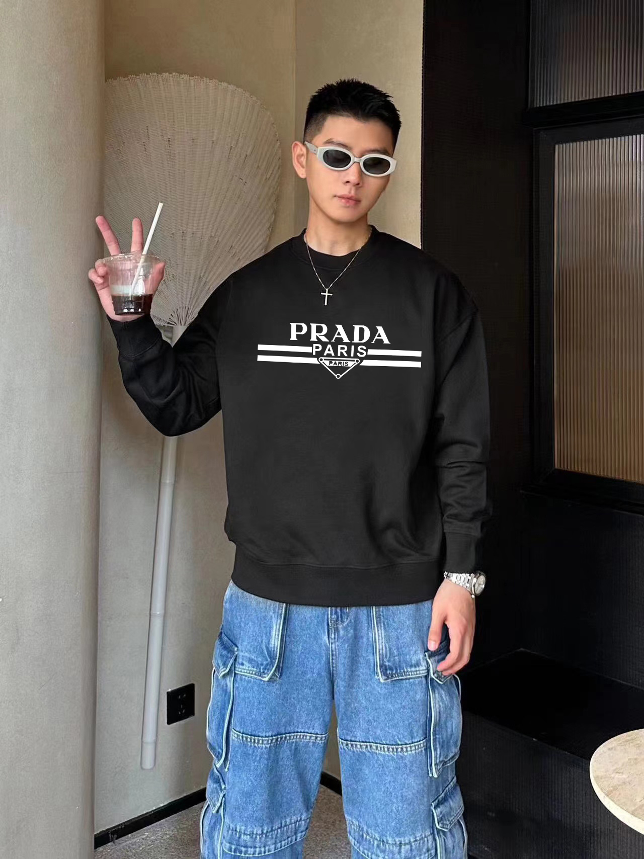 ￼ ￼ 普拉达 官网 新款字母印花双层重工字母图案不管是T桖还是卫衣都是每年的爆款单品 前幅大面积印花采