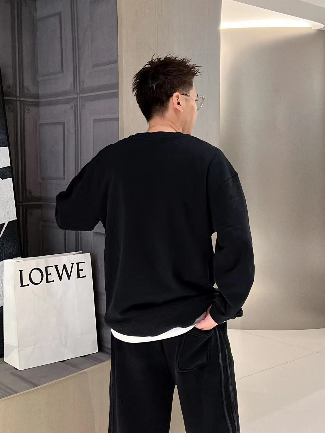 ￼ ￼ 始祖鸟 官网 新款字母印花双层重工字母图案不管是T桖还是卫衣都是每年的爆款单品 前幅大面积印花采