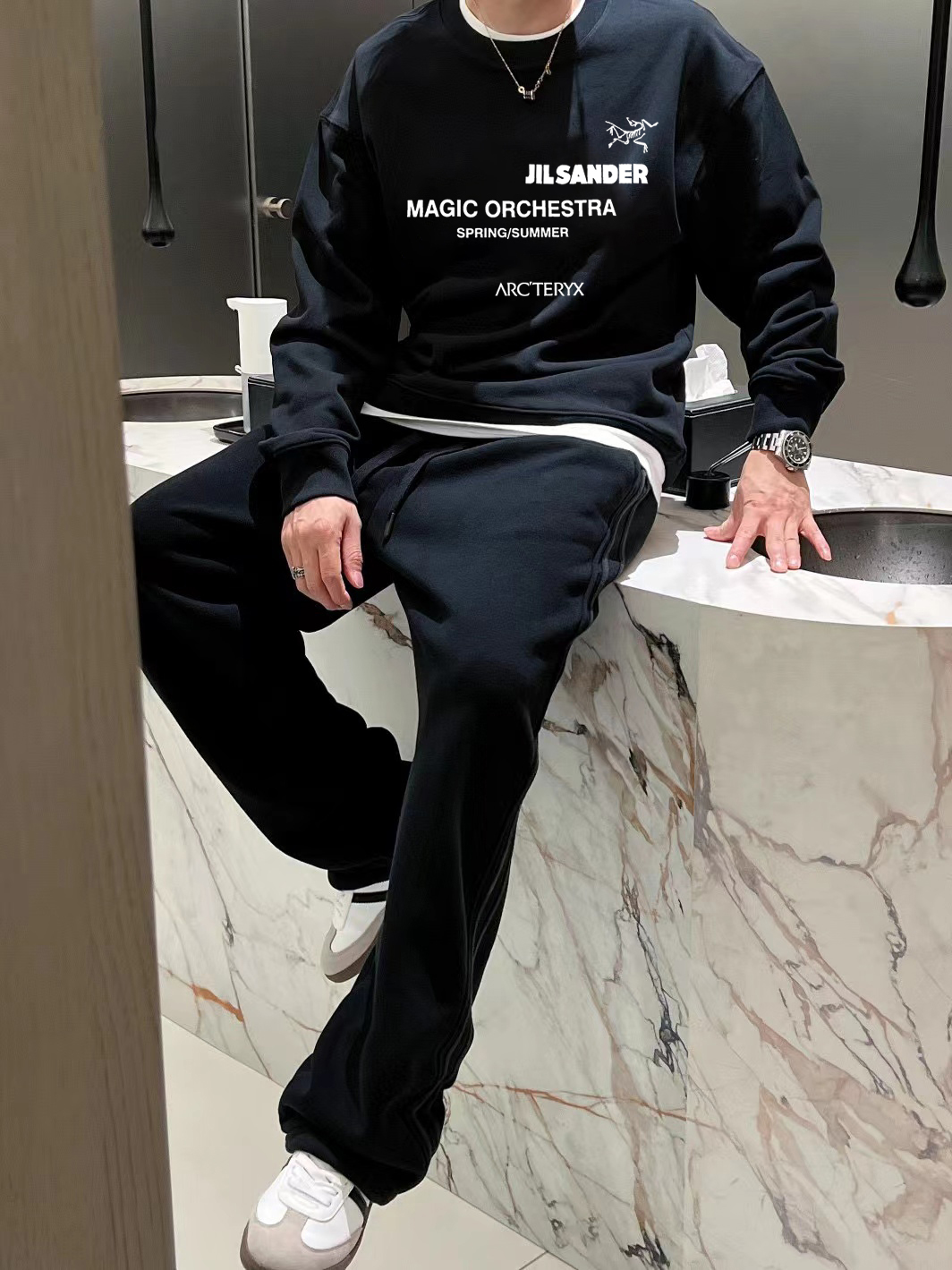 ￼ ￼ 始祖鸟 官网 新款字母印花双层重工字母图案不管是T桖还是卫衣都是每年的爆款单品 前幅大面积印花采