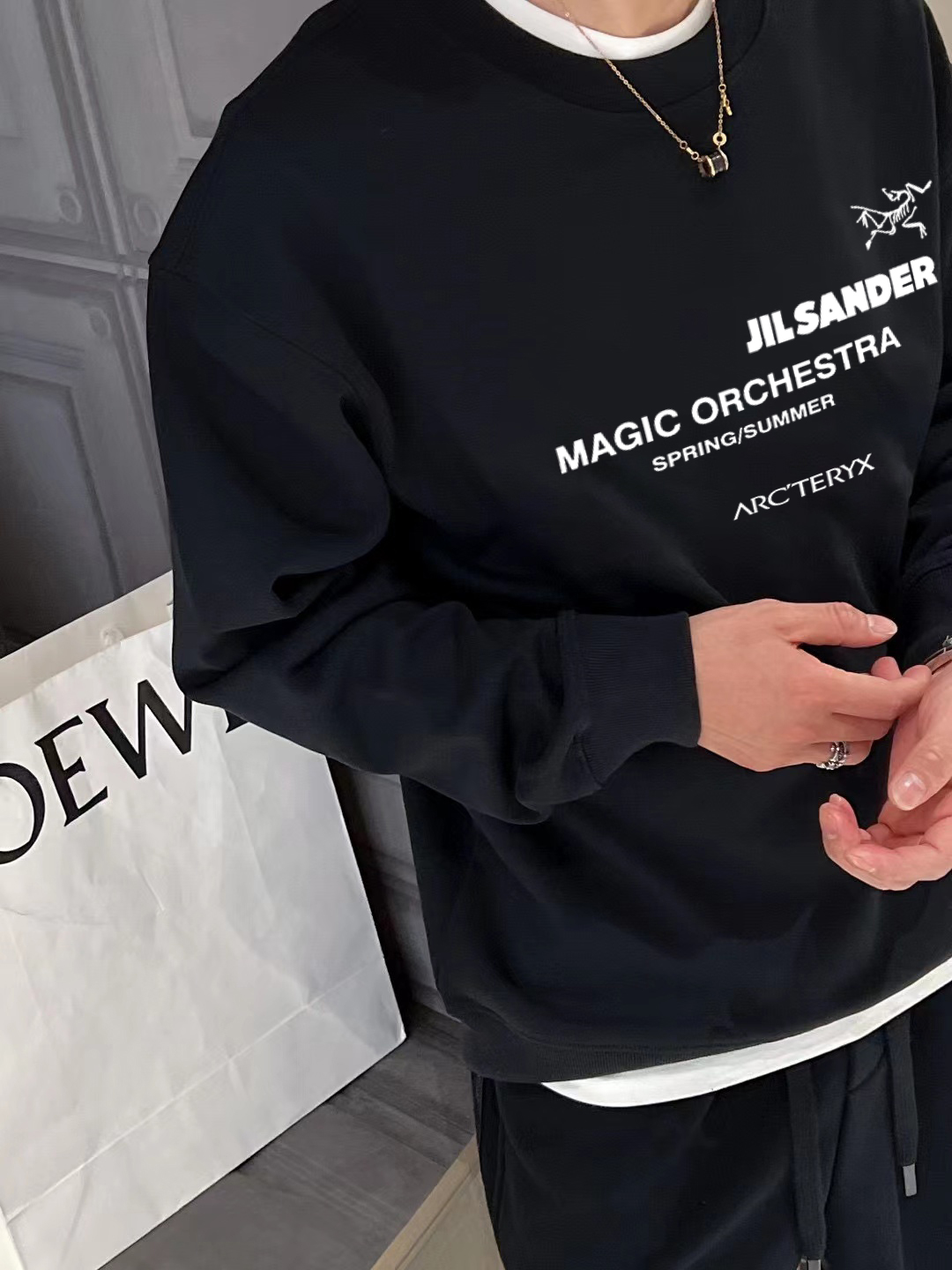 ￼ ￼ 始祖鸟 官网 新款字母印花双层重工字母图案不管是T桖还是卫衣都是每年的爆款单品 前幅大面积印花采