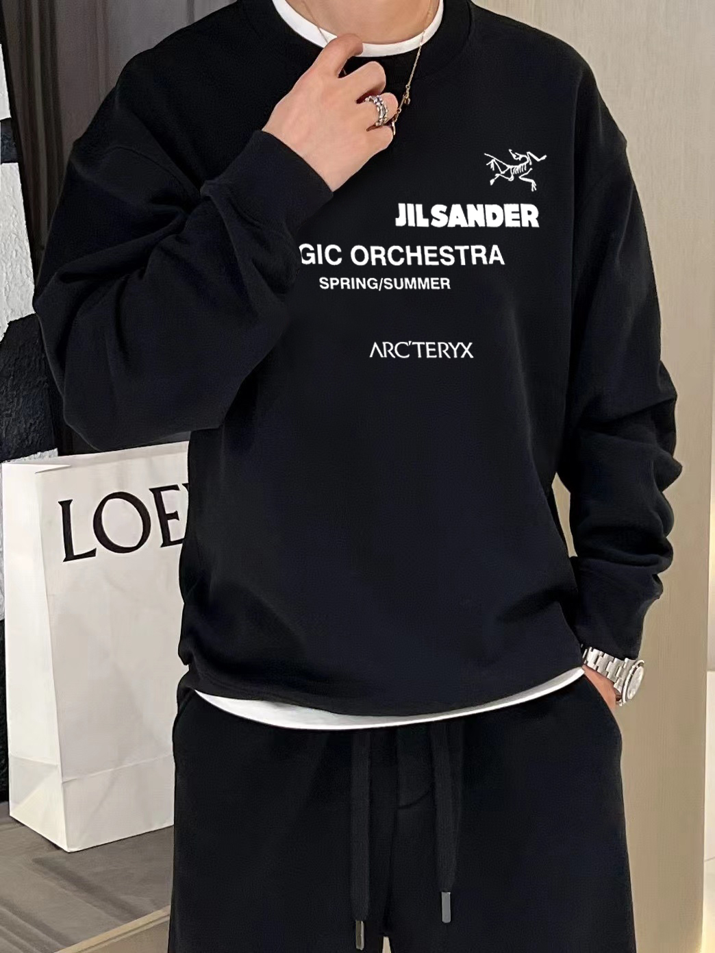 ￼ ￼ 始祖鸟 官网 新款字母印花双层重工字母图案不管是T桖还是卫衣都是每年的爆款单品 前幅大面积印花采