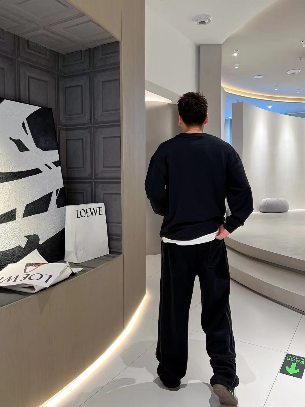 ￼ ￼ 始祖鸟 官网 新款字母印花双层重工字母图案不管是T桖还是卫衣都是每年的爆款单品 前幅大面积印花采