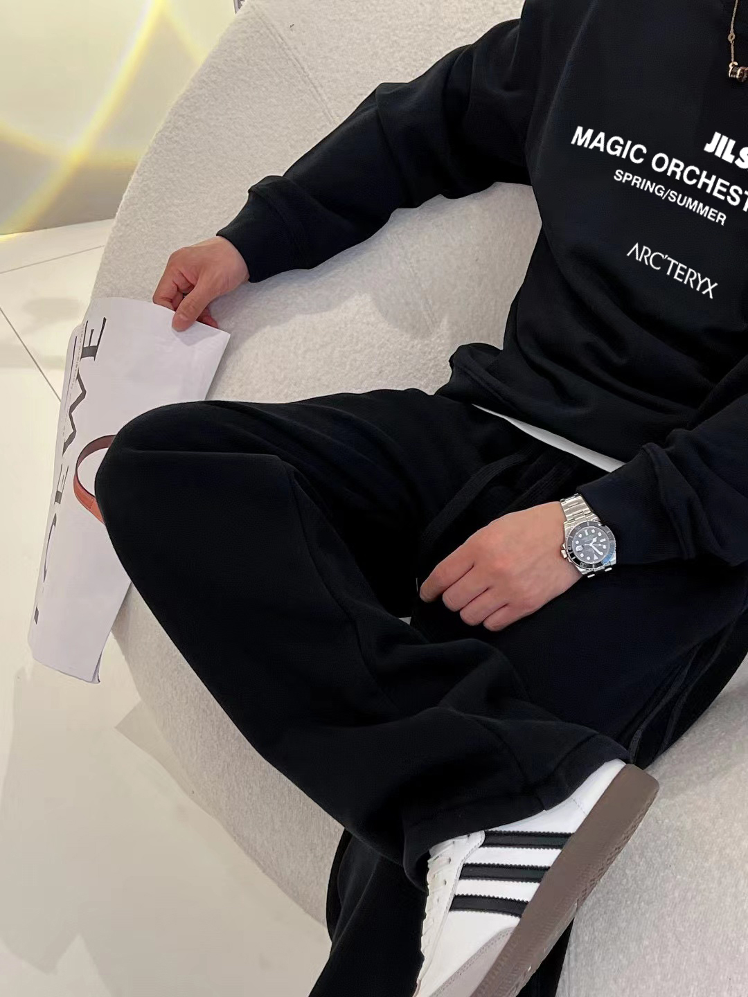 ￼ ￼ 始祖鸟 官网 新款字母印花双层重工字母图案不管是T桖还是卫衣都是每年的爆款单品 前幅大面积印花采