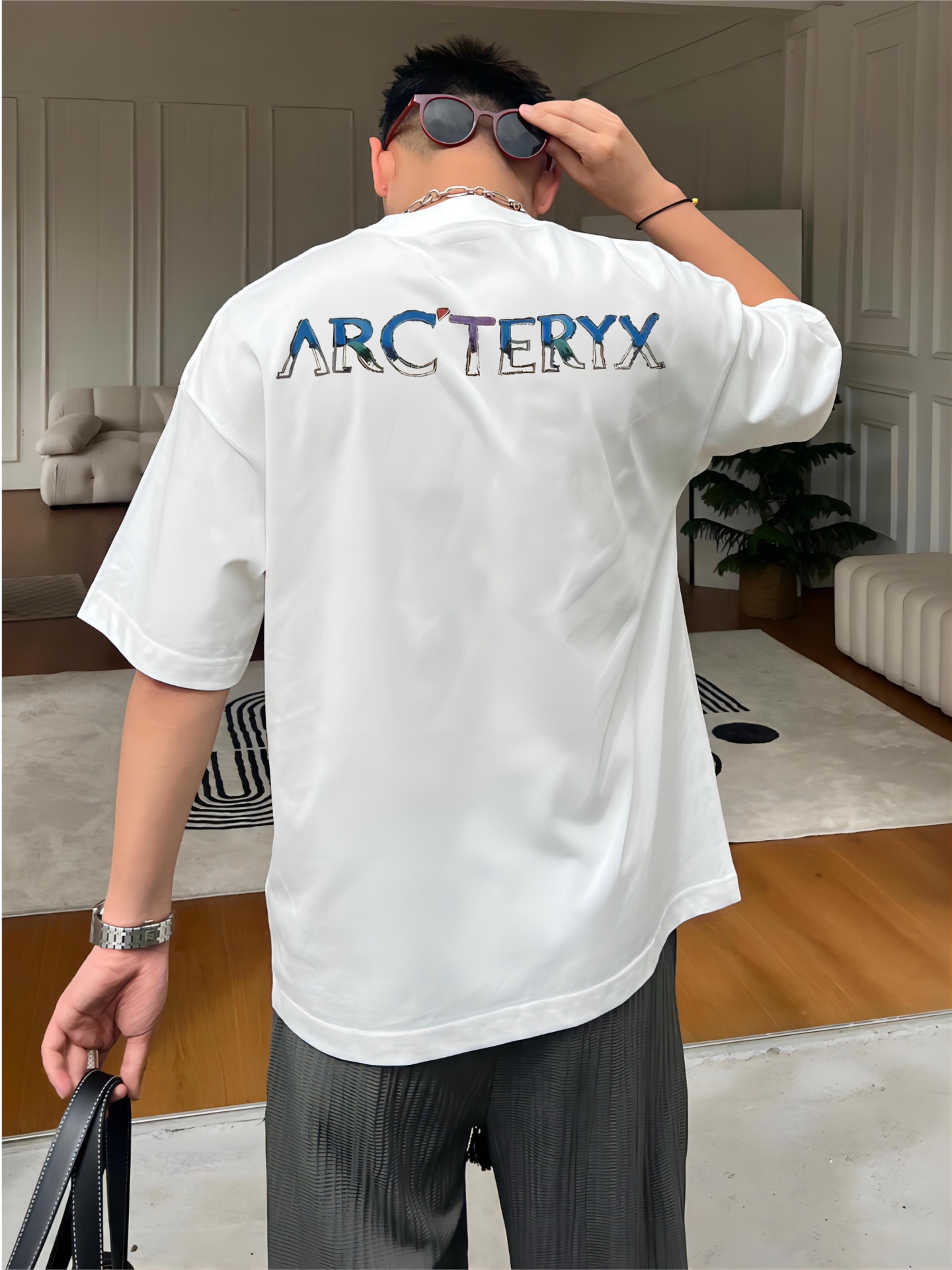 ￼ ￼ ￼ ￼ ￼ 始祖鸟 新款字母印花双层重工短袖T桖 字母图案不管是T桖还是卫衣都是每年的爆款单品 