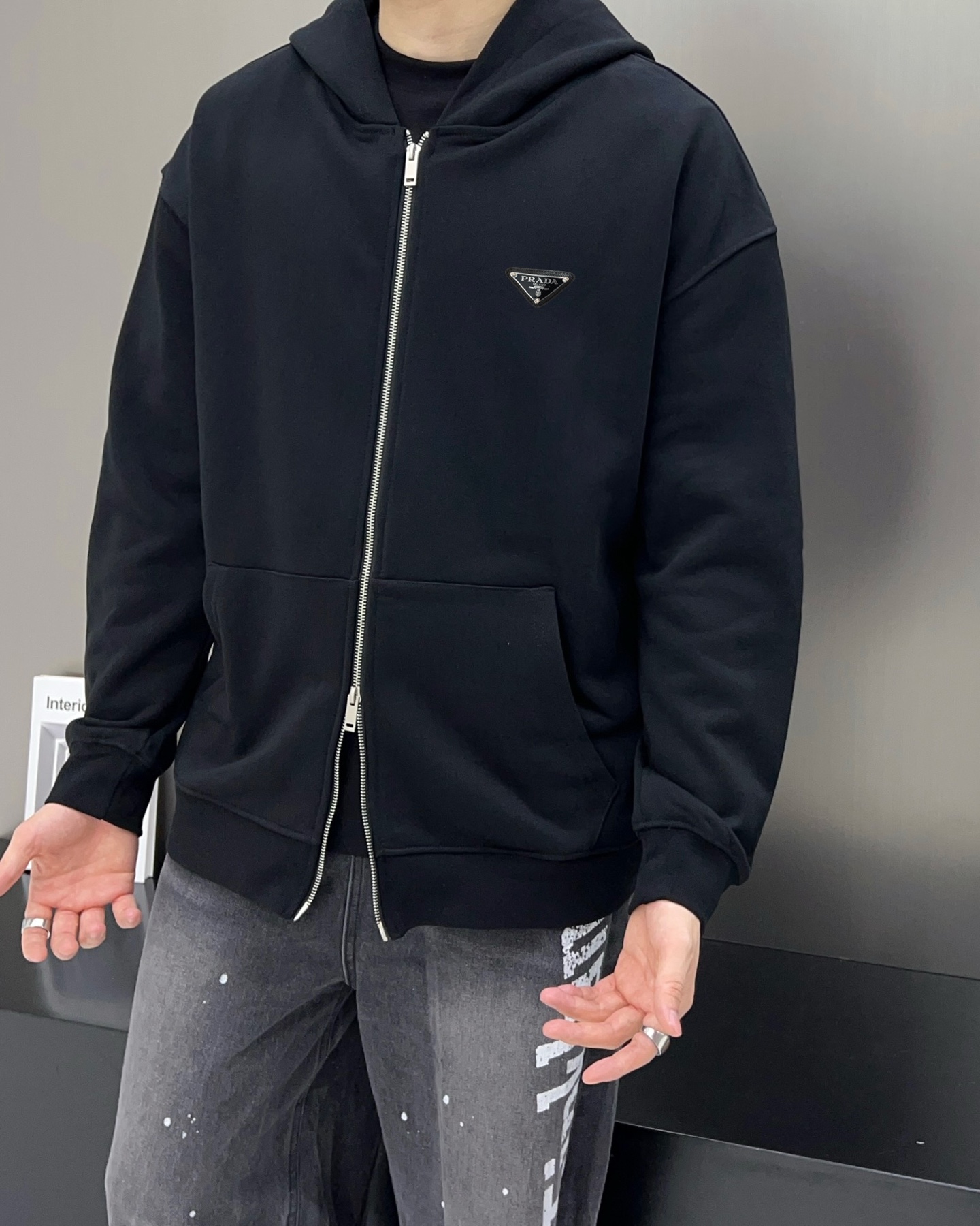 ￼ ￼ ￼ ￼ ￼ ￼ ￼ ￼ ￼ ￼ 普拉达 官网同步发行 胸前印花品牌logo 功能性 机能运动 男