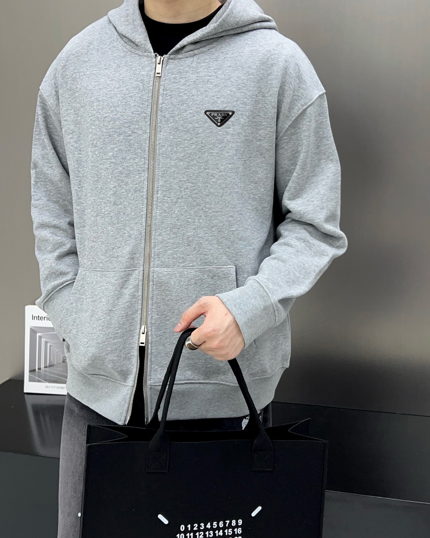 ￼ ￼ ￼ ￼ ￼ ￼ ￼ ￼ ￼ ￼ 普拉达 官网同步发行 胸前印花品牌logo 功能性 机能运动 男