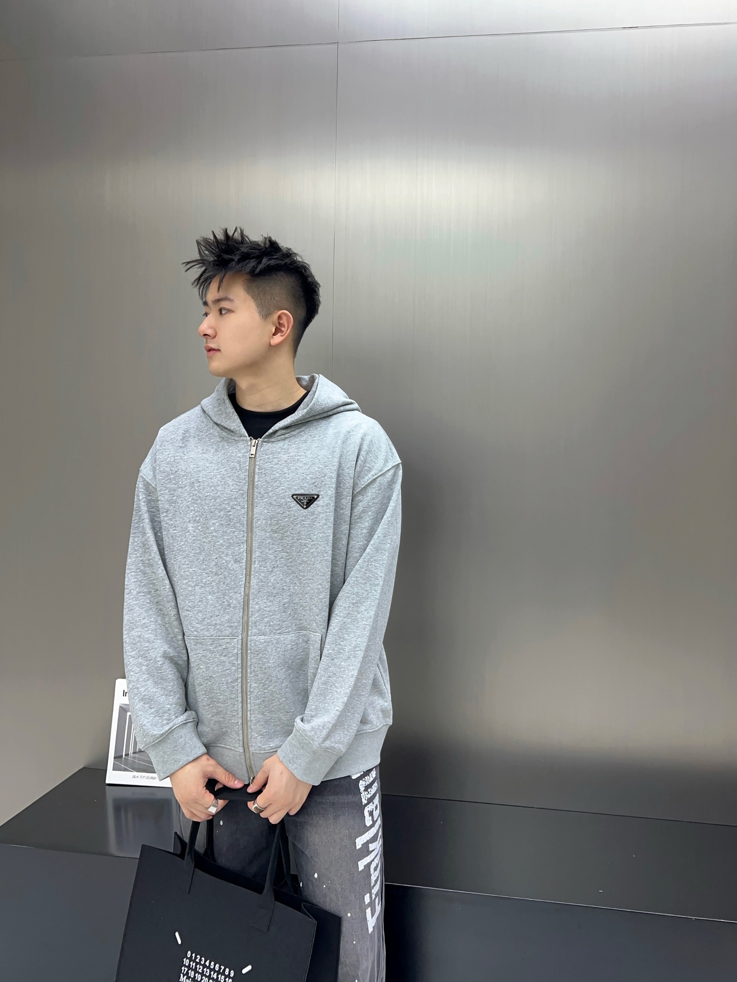 ￼ ￼ ￼ ￼ ￼ ￼ ￼ ￼ ￼ ￼ 普拉达 官网同步发行 胸前印花品牌logo 功能性 机能运动 男