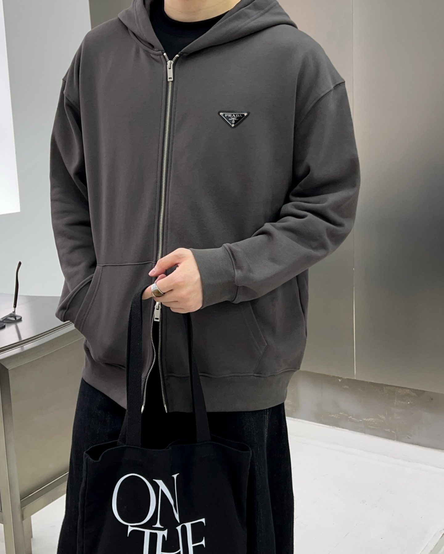 ￼ ￼ ￼ ￼ ￼ ￼ ￼ ￼ ￼ ￼ 普拉达 官网同步发行 胸前印花品牌logo 功能性 机能运动 男