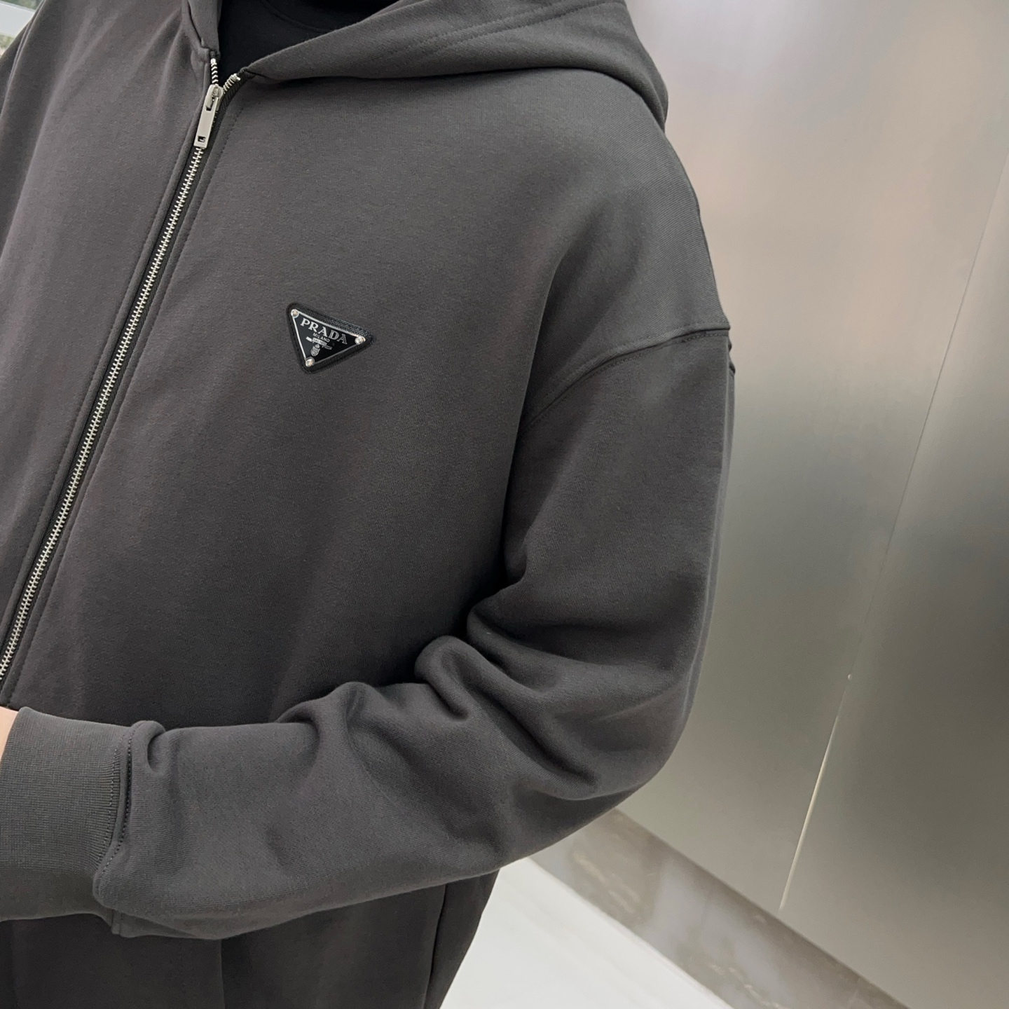 ￼ ￼ ￼ ￼ ￼ ￼ ￼ ￼ ￼ ￼ 普拉达 官网同步发行 胸前印花品牌logo 功能性 机能运动 男