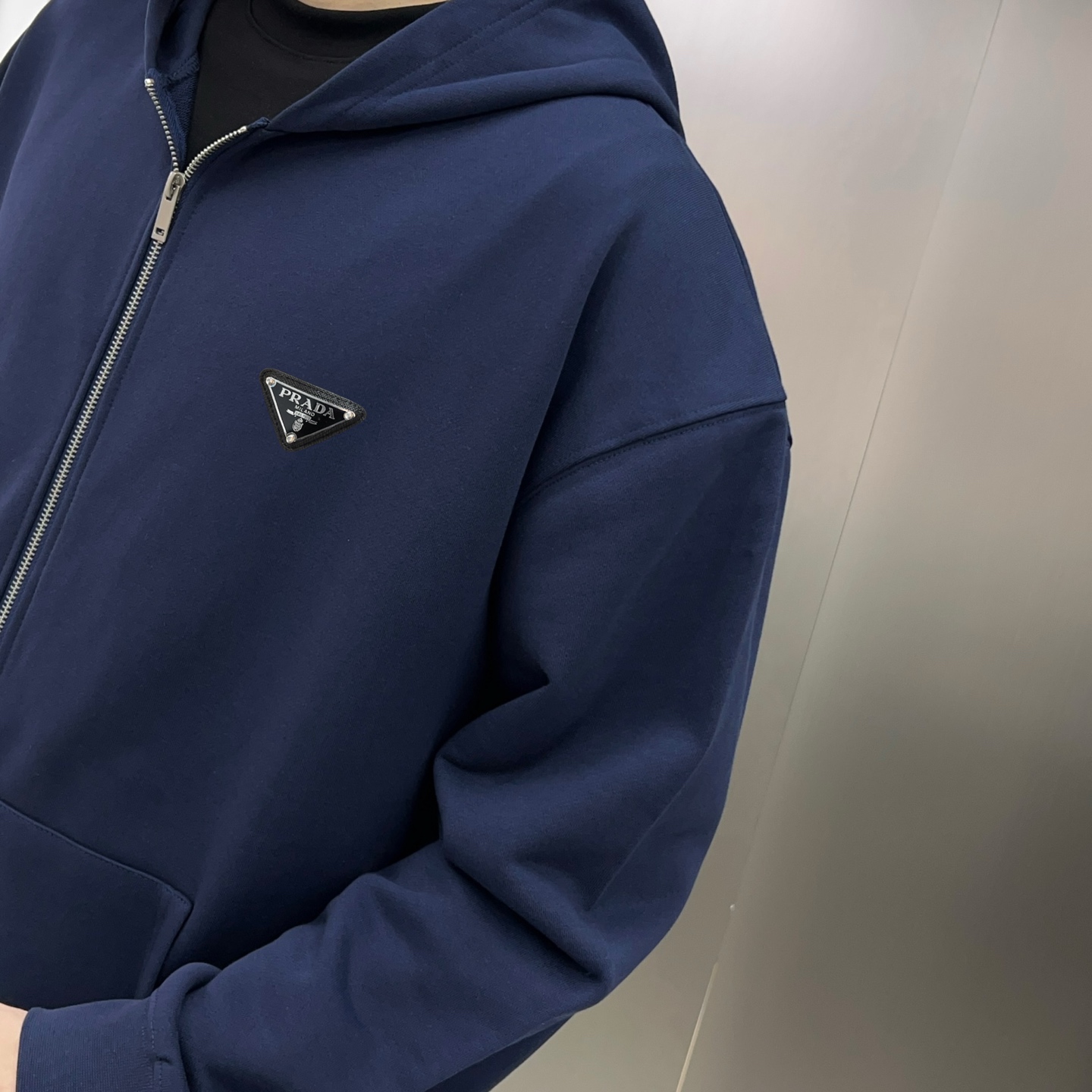 ￼ ￼ ￼ ￼ ￼ ￼ ￼ ￼ ￼ ￼ 普拉达 官网同步发行 胸前印花品牌logo 功能性 机能运动 男