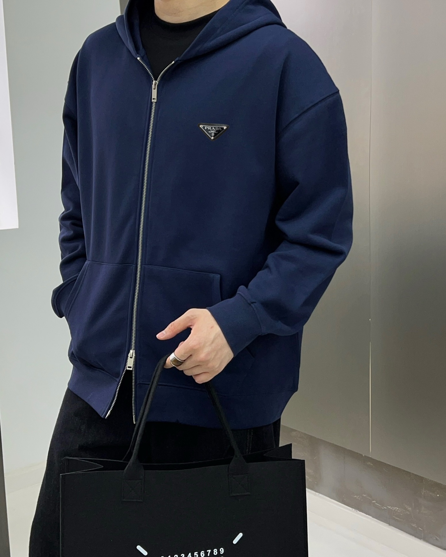 ￼ ￼ ￼ ￼ ￼ ￼ ￼ ￼ ￼ ￼ 普拉达 官网同步发行 胸前印花品牌logo 功能性 机能运动 男