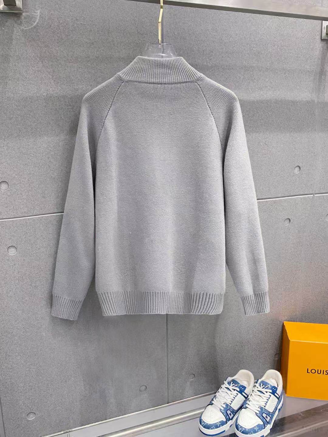 ￼ 路易威登 官网 秋冬同步更新 针织外套 海外爆款 精细羊毛针织厚实面料 舒服又保暖 绝对高端产物 M