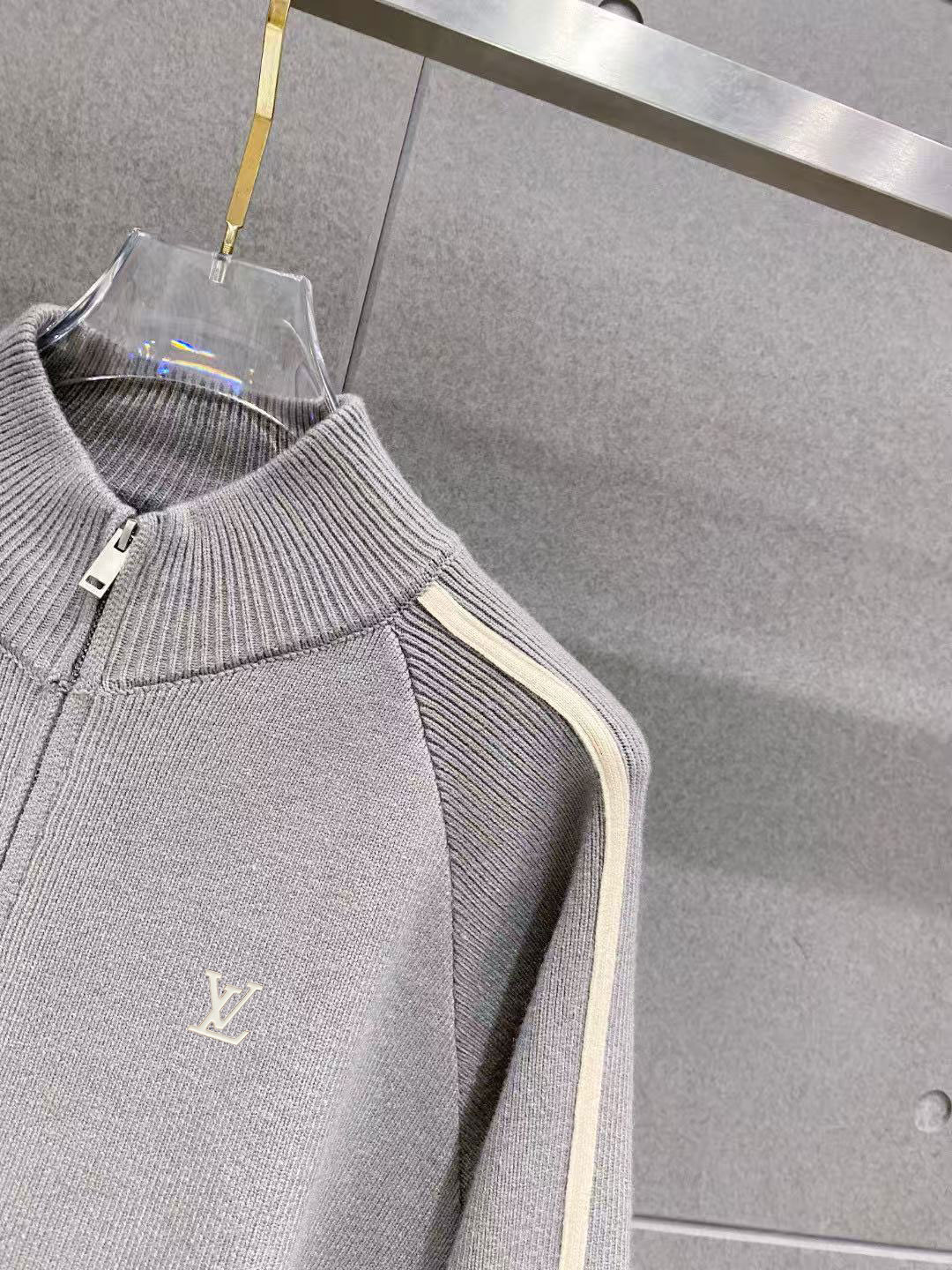 ￼ 路易威登 官网 秋冬同步更新 针织外套 海外爆款 精细羊毛针织厚实面料 舒服又保暖 绝对高端产物 M