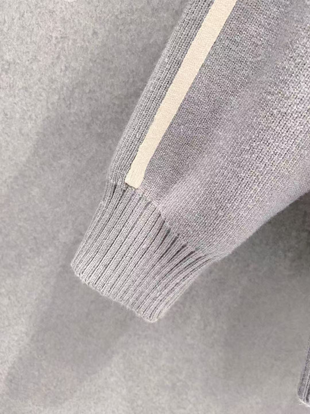 ￼ 路易威登 官网 秋冬同步更新 针织外套 海外爆款 精细羊毛针织厚实面料 舒服又保暖 绝对高端产物 M