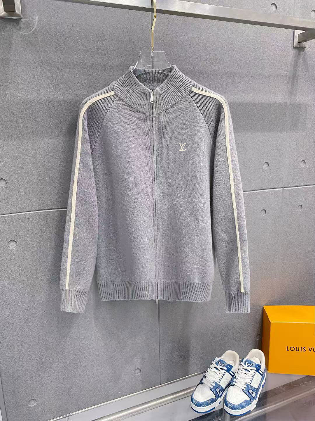 ￼ 路易威登 官网 秋冬同步更新 针织外套 海外爆款 精细羊毛针织厚实面料 舒服又保暖 绝对高端产物 M